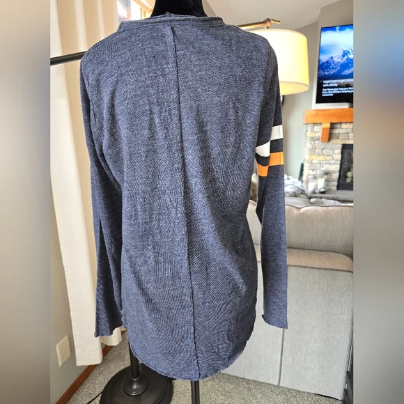 CHASER - NWT Navy Long Sleeve Football Graphic Tee Size Medium - Picture 6 of 6